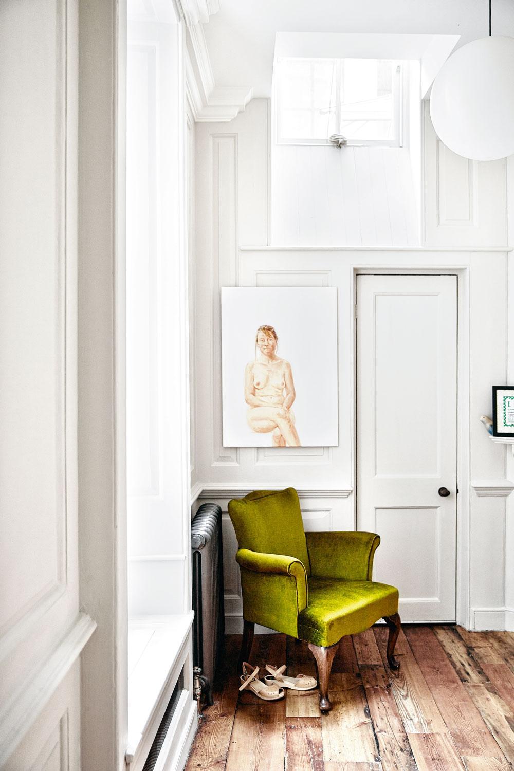 Dans cette petite pièce calme qui jouxte la cuisine, un fauteuil vert chiné et une oeuvre d'Andrew Whamond.