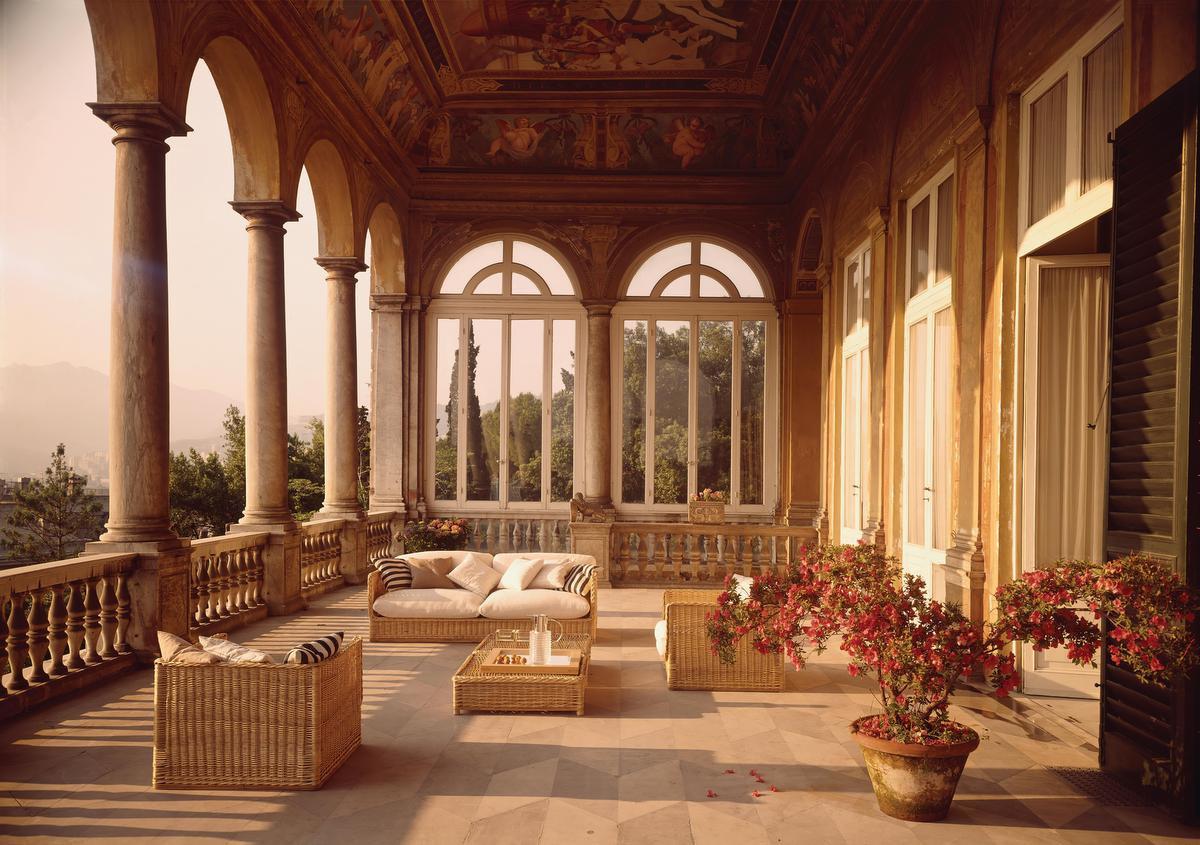 Lors de la rénovation de la Villa Saluzzo Bombrini, une demeure Renaissance située en Ligurie, l'architecte Eleonore Peduzzi Riva a opté pour des meubles tout simples en rotin, fabriqués en Italie.