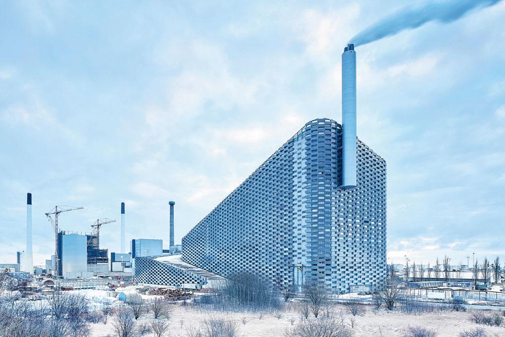 Copenhill, l'usine de traitement de déchets dont le toit a été aménagé en piste de ski.