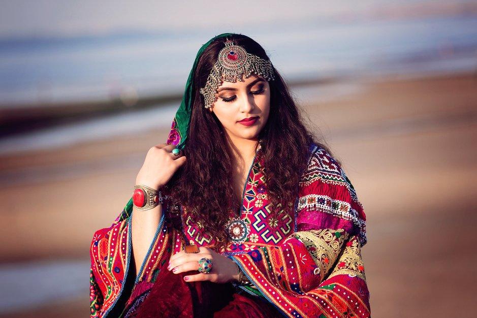 Lema Afzal utilise sa page Instagram pour montrer ses tenues traditionnelles.