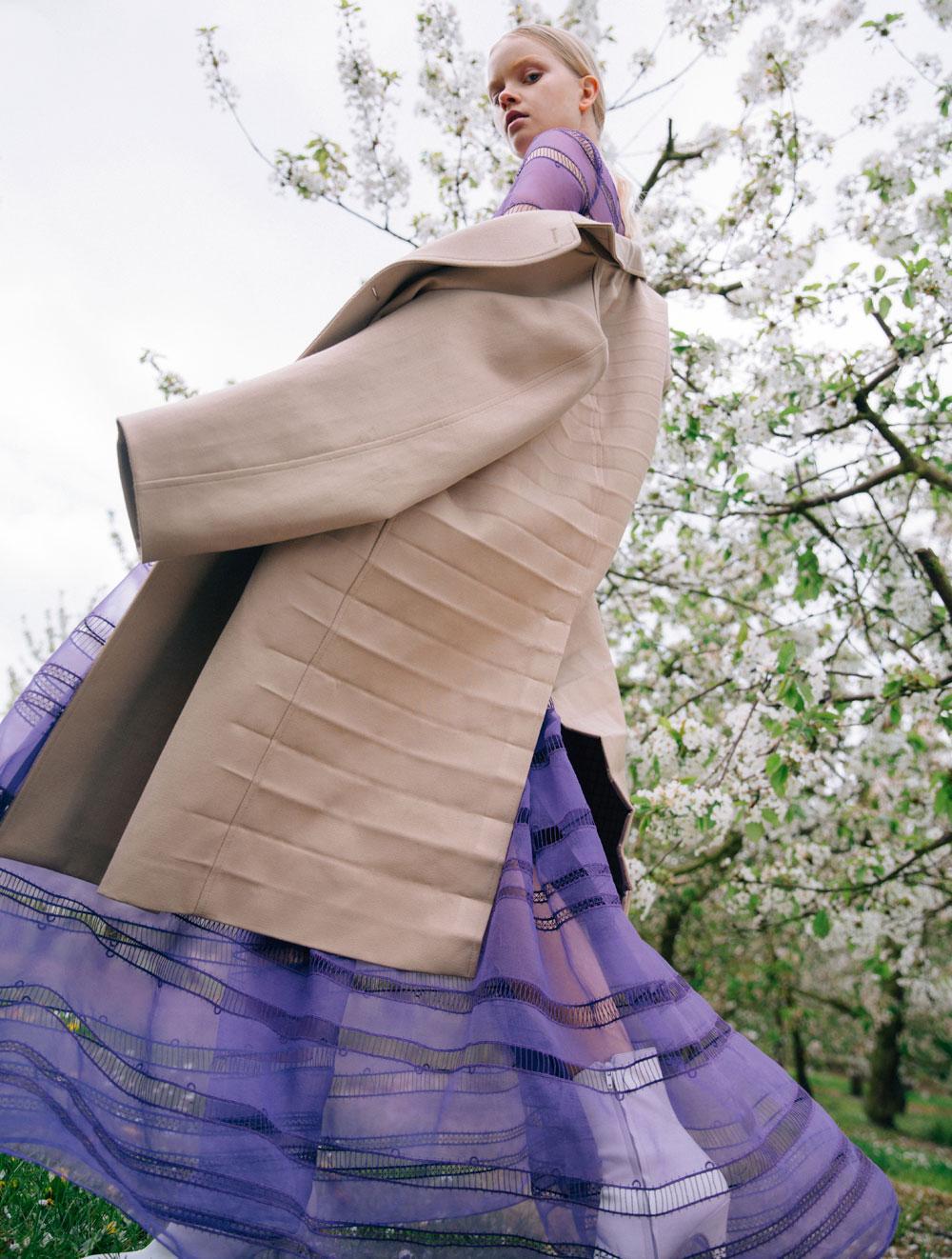 Manteau oversized en laine et coton,  Maison Margiela. Robe en organza, Rochas.  Bottes en cuir, A.F. Vandevorst.