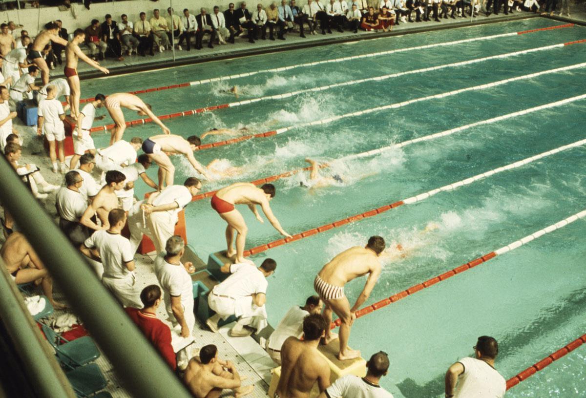 Des athlètes vêtus de slips de bain, aux JO de 1968.
