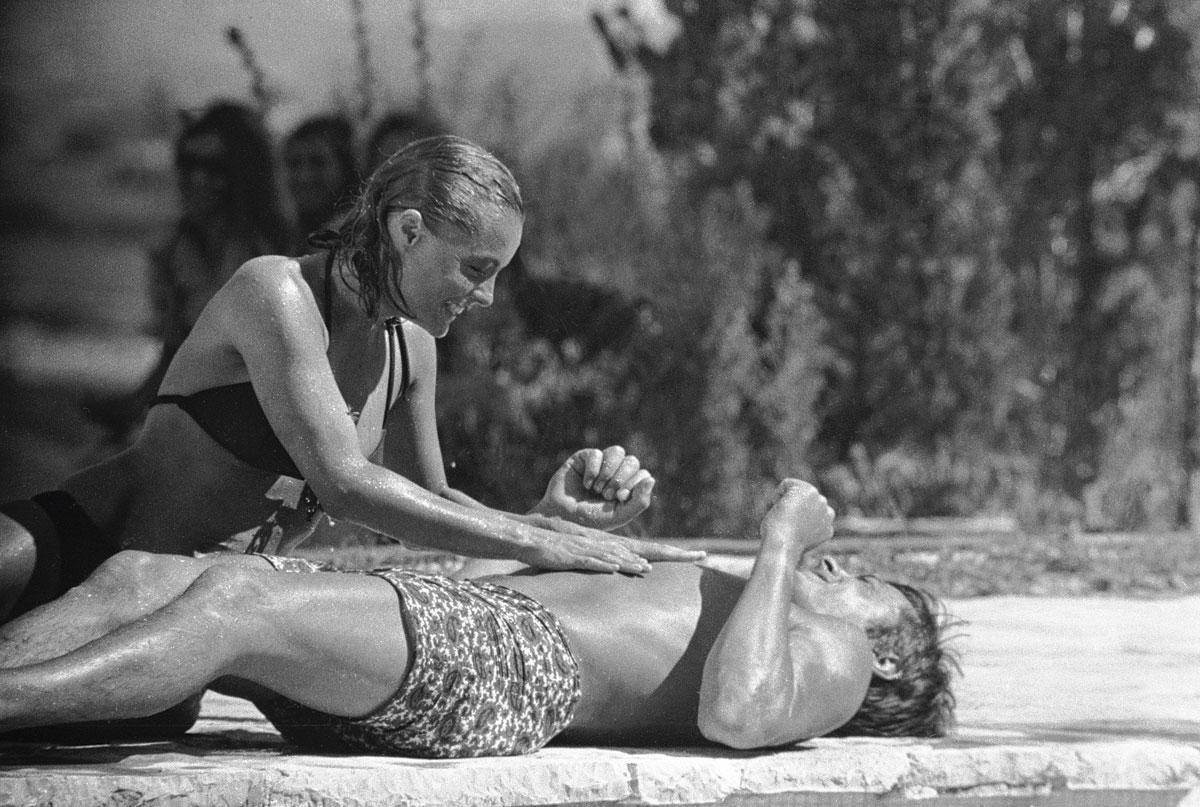 Alain Delon, en caleçon long, et Romy Schneider lors du tournage du film La piscine en septembre 1968, à Saint-Tropez.