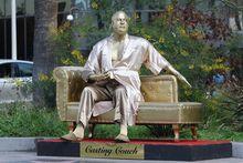 Sculpture représentant Weinstein intitulé Casting Couch, sur Hollywood Blvd