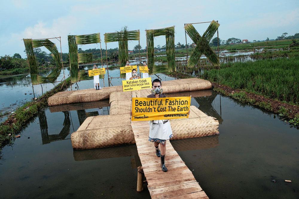 L'expo s'attache aussi à décrypter les mouvements de protestations... au travers de ce défilé Greenpeace, en Indonésie, ou encore de publicités 