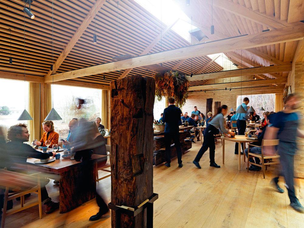Pour la salle à manger de son nouveau Noma, René Redzepi a choisi un décor typiquement scandinave, tout en bois.