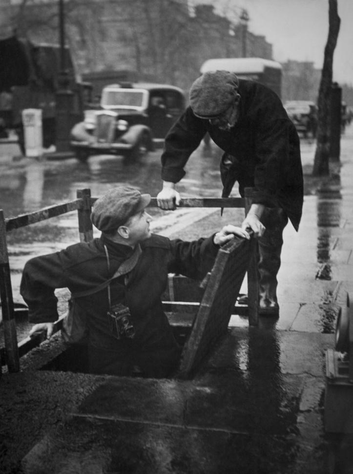 ouvriers s'apprêtant à descendre dans les égoûts de Londres, fin du 19e siècle