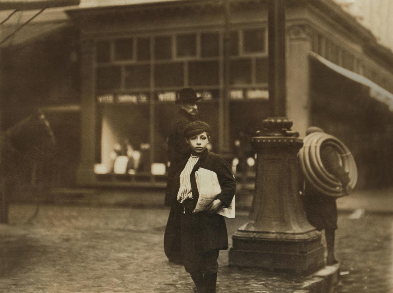 Jeune marchand de journaux, au coin d'Olive et de la 6e rue, St. Louis, Missouri, USA, photographié par Lewis Hine.