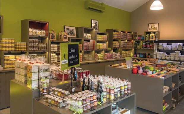 La boutique de l'entreprise Jean Martin, confiseur à Maussane, propose une production très diversifée autour des recettes provençales traditionnelles.
