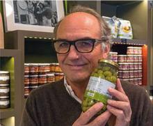 Bernard Martin est le P.-D.G. de l'entreprise Jean Martin, qui crée des recettes alliant légumes du Sud et olives de la vallée des Baux-de-Provence.