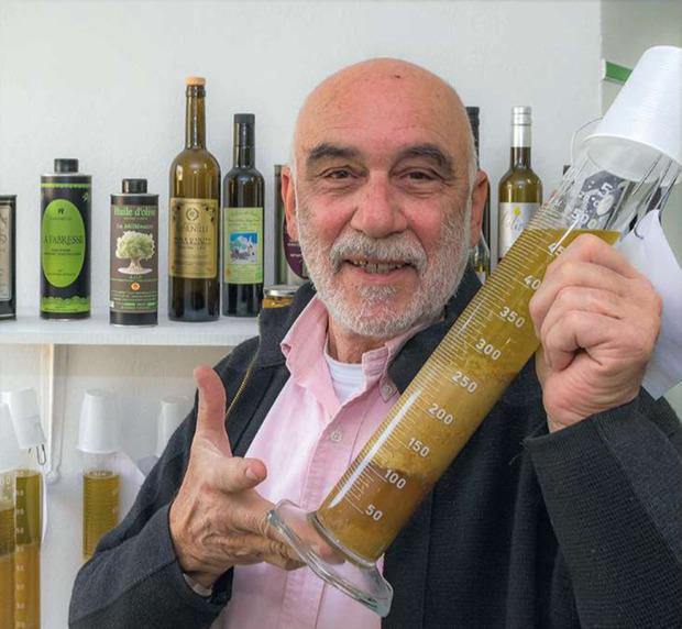Jean-Pierre Lombraqe est le président du Syndicat interprofessionnel de l'olivier de la vallée des Baux-de-Provence, garant de la qualité des huiles.