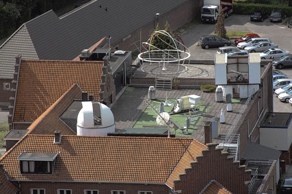 La terrasse d'observation du centre Mira, avec les coupoles des télescopes.
