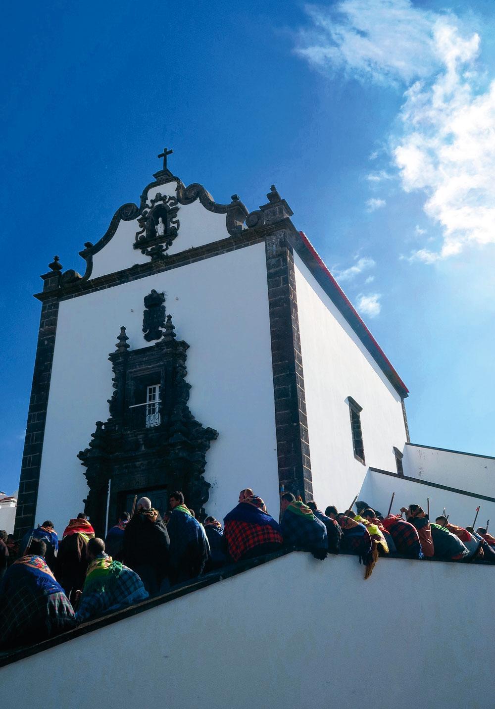 Parmi les traditions vivaces de São Miguel, les Romeiros, réservées aux hommes.