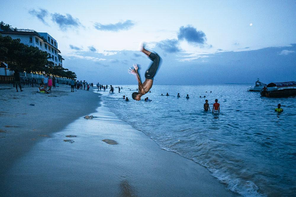 Concours de plongeons acrobatiques sur la plage de Stone Town.