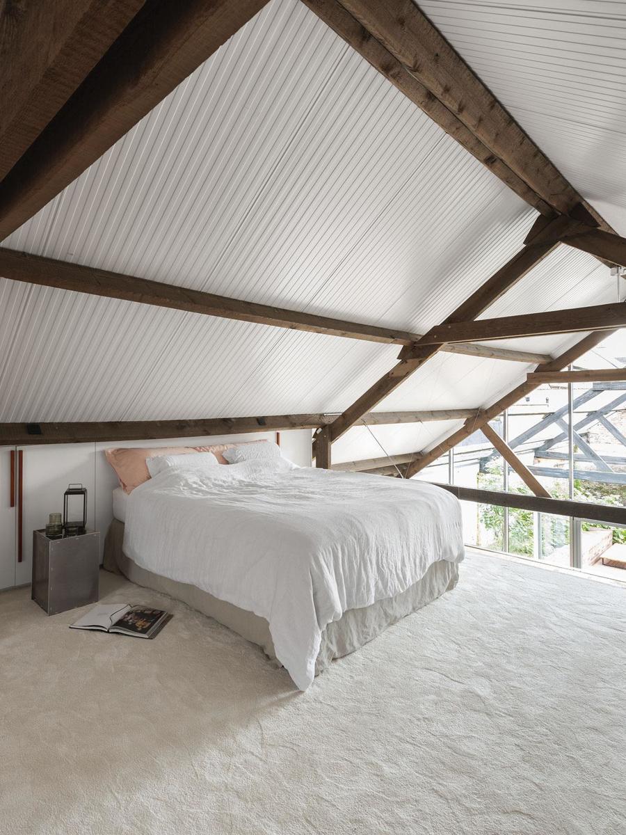 La sensation de hangar est bien présente avec cette tôle ondulée au plafond de la chambre à coucher de Ben et Eva. Le tapis provient de Carpetright.