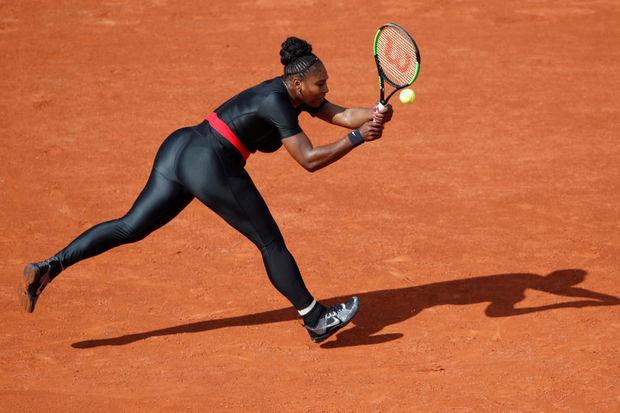 A Roland-Garros, Serena Williams arbore une combinaison de super-héroïne, bénéfique à sa santé
