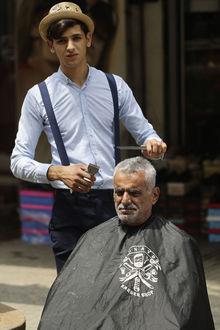 A Beyrouth, un jeune barbier à vélo ressuscite une vieille tradition