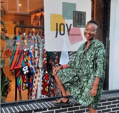 Siré Kaba, la créatrice de la robe de la princesse Delphine est présente dans le concept store bruxellois JOY UP.
