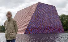 L'artiste Christo empile 7.500 bidons en plein coeur de Londres