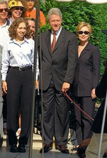 Chelsea, Bill et Hillary Clinton tentent de donner le change en août 1999, en pleine tourmente Monica Lewinsky. L'affaire démontrera la formidable faculté de résilience de la First Lady.