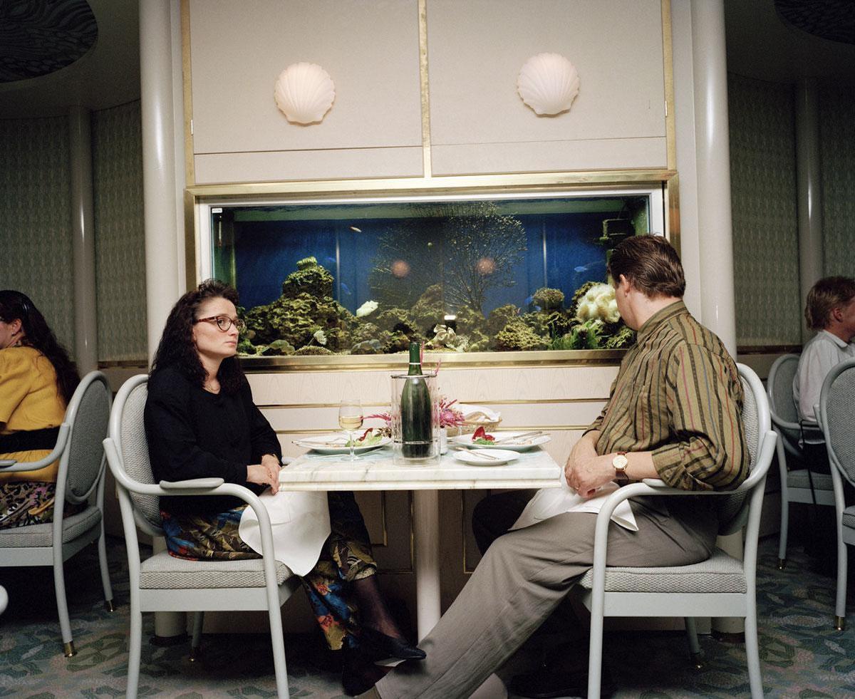 Un cliché de la série titrée L'ennui à deux photographié par Martin Parr à bord d'un ferry naviguant d'Helsinki à Stockholm en 1991.