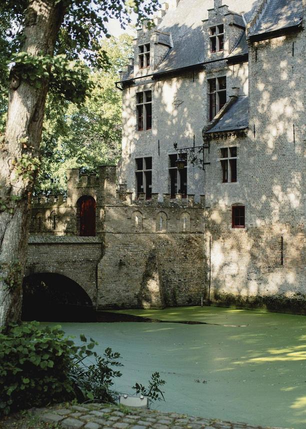 Le pittoresque château de Beauvoorde, avec ses douves, son parc et verger historique.