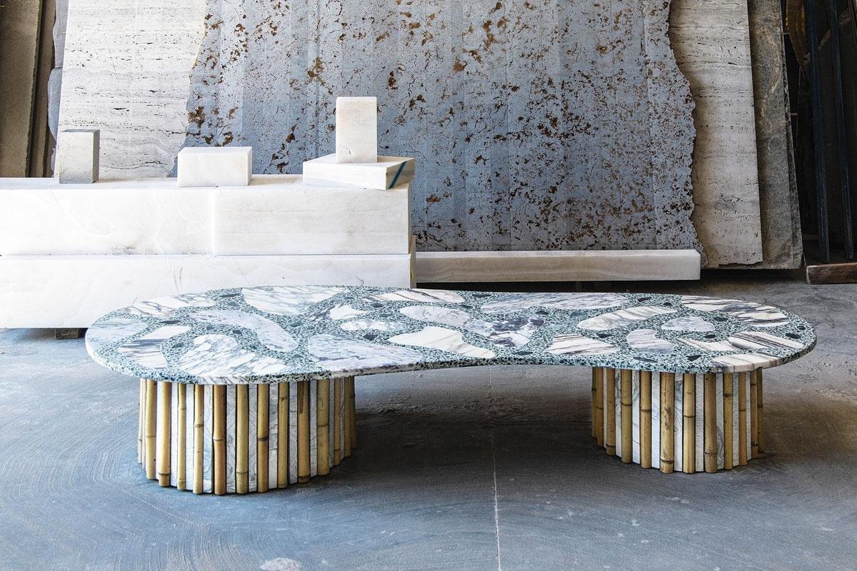 Une table en terrazzo, avec incrustations en marbre et bases en marbre et bambou (2019).