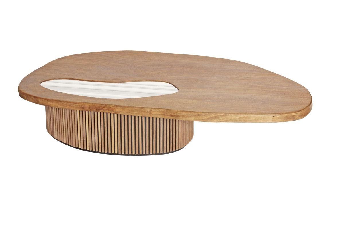 Une table avec plateau en bois massif, incrustation de marbre et pied en noyer (2018).