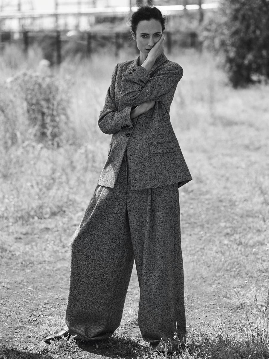 Laurence: Blazer oversized en tweed fin gris et pantalon large assorti, Essentiel. Chaussures en cuir noir clouté, Fratelli Rossetti.
