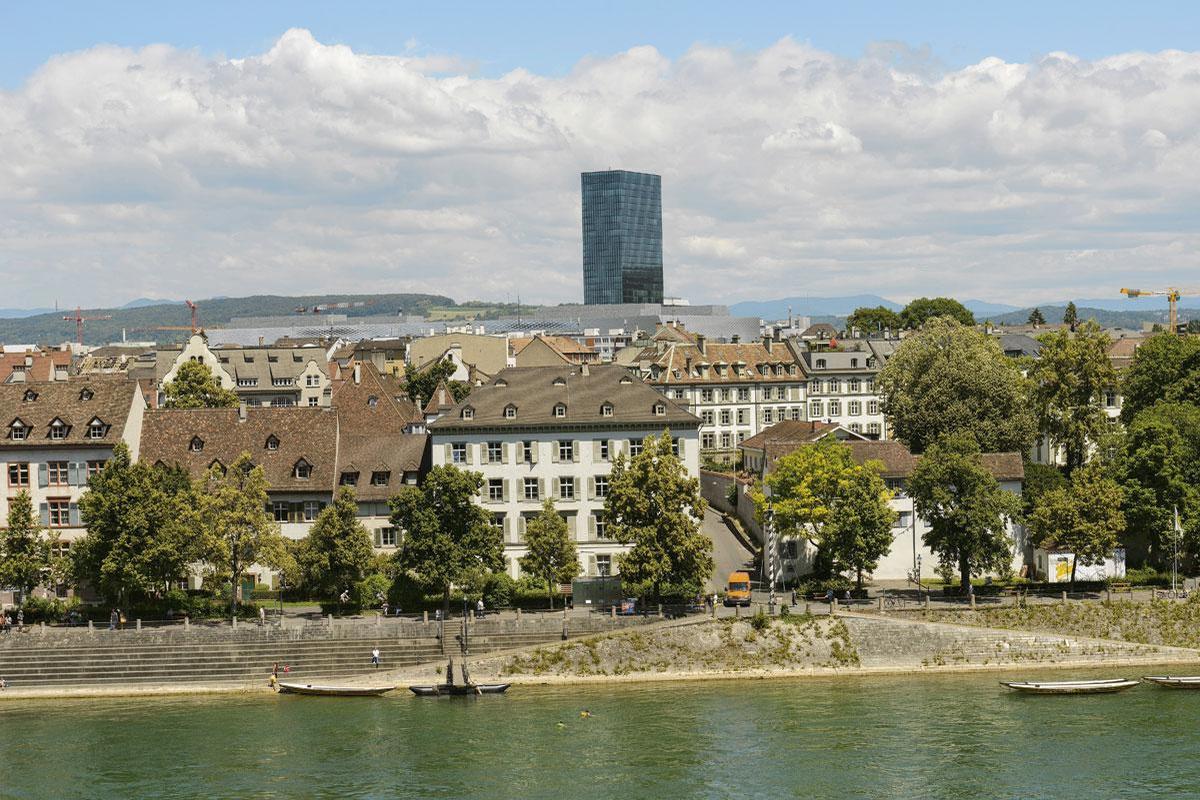 Vue sur le gratte-ciel Messeturm et les collines du Jura depuis la vieille ville.