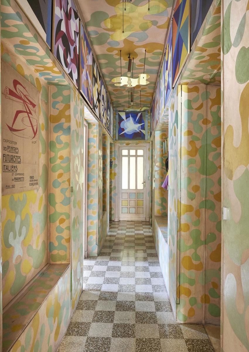 Les formes sinueuses peintes dans le couloir donnent l'impression d'un espace plus grand qu'il ne l'est en réalité.
