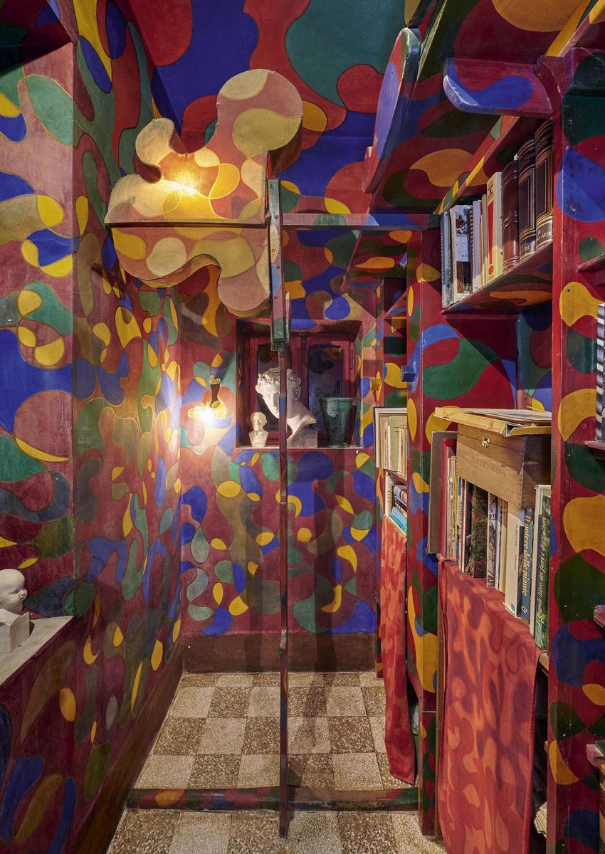 Le studiolo de Giacomo Balla est riquiqui mais avec ses couleurs et ses formes organiques, on n'a pas du tout la sensation d'être à l'étroit.