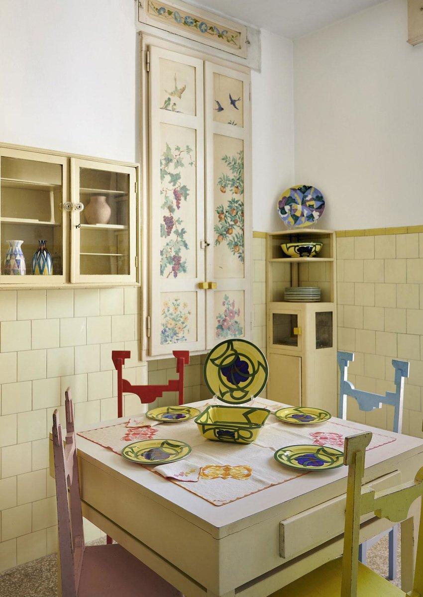La cuisine des Balla, où la vaisselle, les chaises et les volets ont été peints, de sorte que le quotidien devienne une oeuvre d'art.