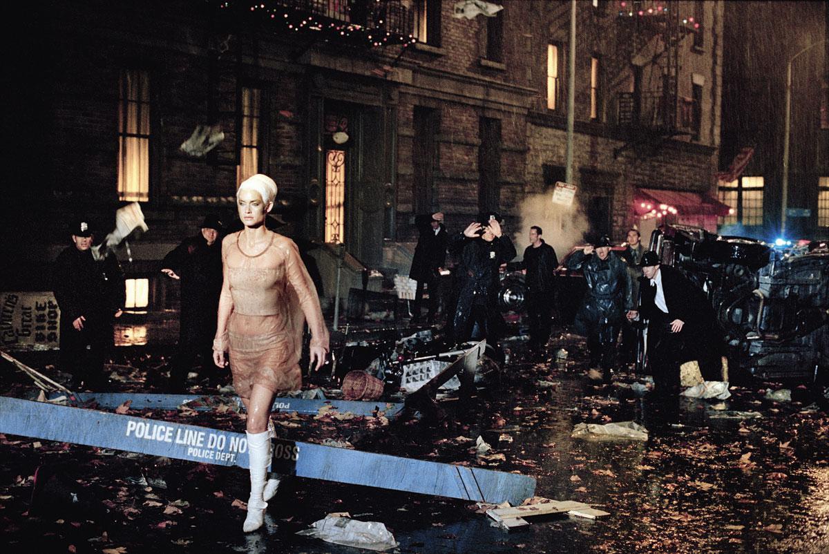 Peter Lindbergh shoote Amber Valetta dans un accident grave, pour Vogue, un exemple des photos de catastrophes, populaires au début des années 2000.