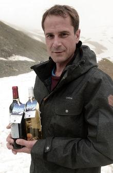  Franck Labeyrie pose avec ses bouteilles de son vin des Cauterets, Pyrenées