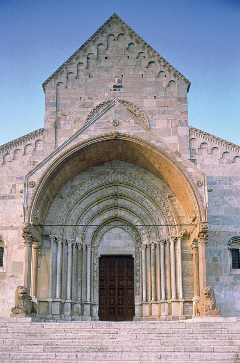 La façade en marbre de la cathédrale San Ciriaco à Ancône et, ci-dessous, Riviera del Conero et ses superbes paysages.