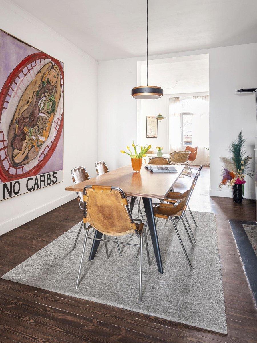 La salle à manger, avec sa table sur mesure, inspirée d'un meuble de Jean Prouvé, et une oeuvre de Bieke Buckinx, représentant un hot-dog.