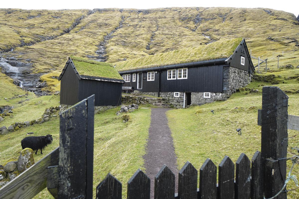 Koks a choisi le calme d'une colline de l'île de Streymoy pour s'établir.