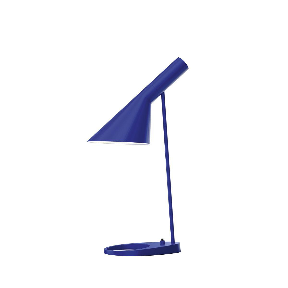 Arne Jacobsen a créé la lampe AJ Table en deux formats, mais le plus petit a longtemps été retiré du commerce. Lorsque la demande pour des luminaires de cette dimension s'est faite plus forte, Louis Poulsen a réédité ce modèle.