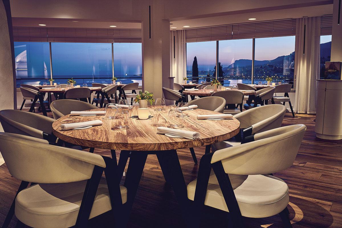 Le jardin luxuriant de Mauro Colagreco, à front de montagne, et son restaurant panoramique, avec vue sur mer.