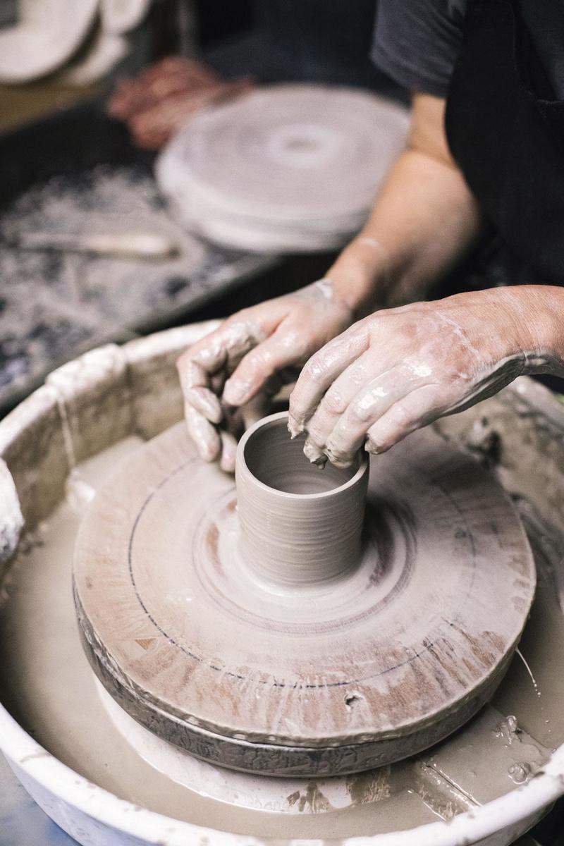 Nombre de créations de Studio Mattes sont réalisées avec un tour traditionnel car la clientèle de l'atelier désire des produits personnalisés. La céramique offre également un côté imprévisible qui séduit.