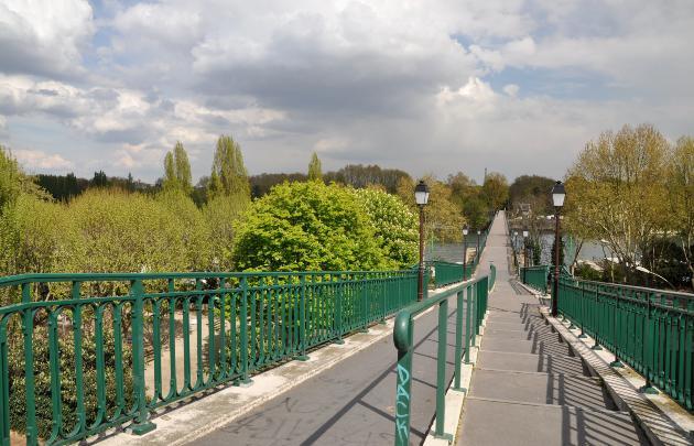 La Passerelle de l'Avre, initialement pont-aqueduc a été construit après 15 mois de travaux et 250 ouvriers en 1891 à la demande de la Mairie de Paris. Aujourd'hui dédiée aux piétons et cyclistes et offrant une place de choix pour admirer la tour Eiffel, il se trouve sur le GR1, reliant le Bois de Boulogne au Domaine national de Saint Cloud.