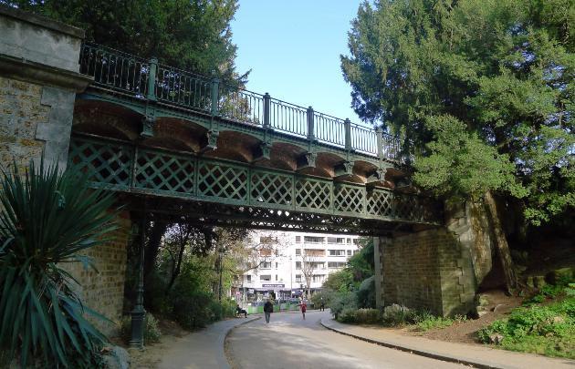 Peu des Parisiens le connaisse mais le pont des Buttes-Chaumont est bien une oeuvre de Gustave Eiffel. Fait de briques rouges et de métal, il relie la porte Sécretan aux buttes Puebla et Fessart et était un ancien pont routier.