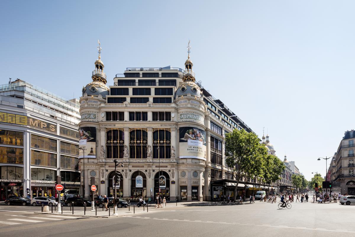 Le Printemps Haussmann, reconstruit en 1882 par Paul Sédille après un incendie, est l'un des premiers édifices publics parisien à affirmer sa structure métallique jusque sur sa façade. Le fer devient alors un matériau noble et un élément majeur du décor, notamment au niveau des poutres et des escaliers.