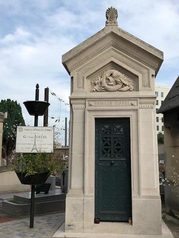 Gustave Eiffel est étroitement lié à Levallois Perret. Dès la création de la commune au XIXe siècle, il y installe les ateliers de la société Gustave Eiffel & Cie, où travaillaient plus de 400 ouvriers et où les pièces de la tour Eiffel furent créées. Levallois-Perret fut par ailleurs la première ville à baptiser une rue 