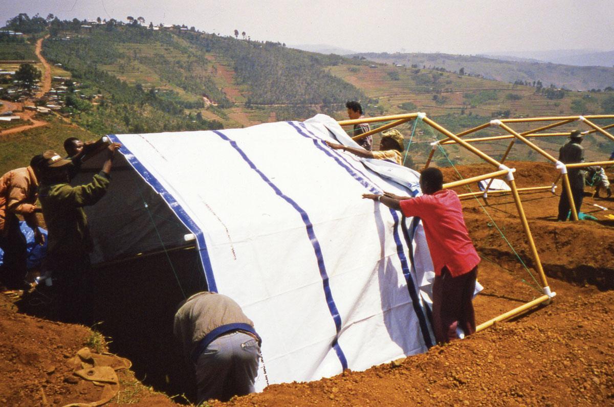 Un abri d'urgence utilisant des tubes en papier, pour le Haut Commissariat des Nations unies, au Rwanda.