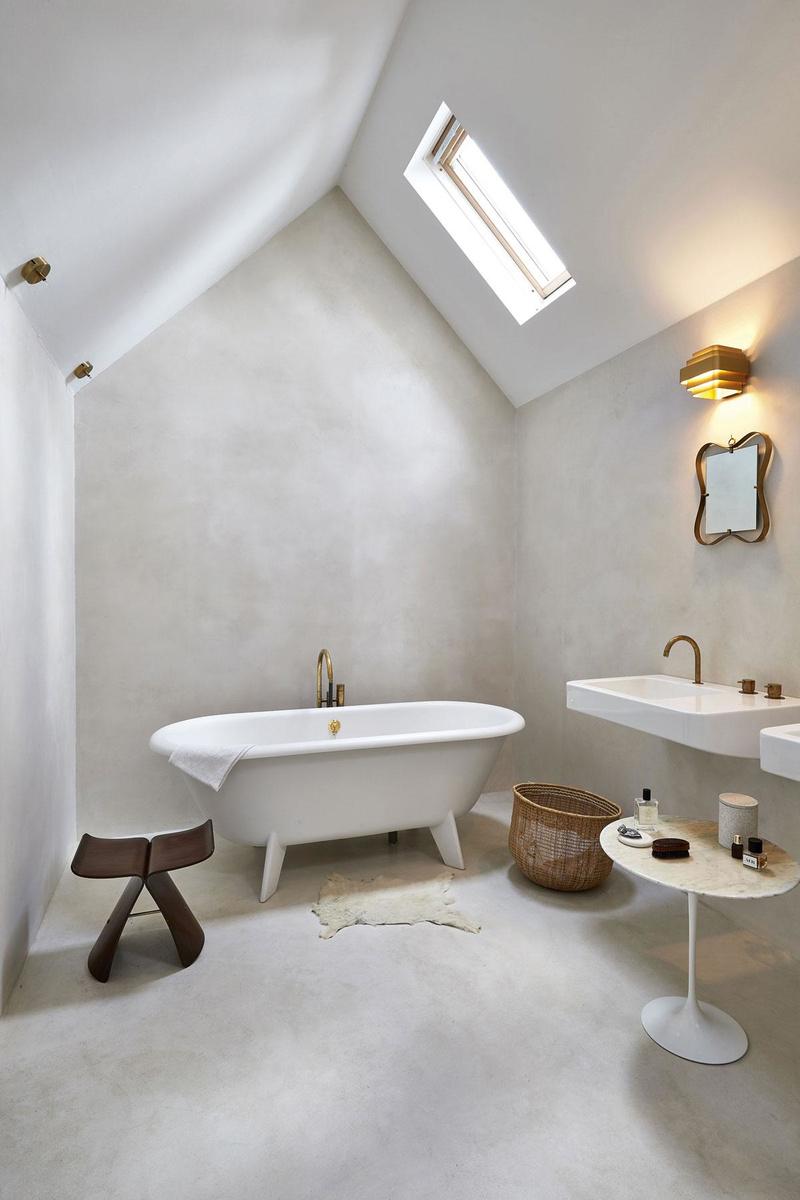 Même dans la salle de bains on retrouve ce mariage de design belgo-italien: le miroir est de Fontana Arte et le lavabo de Gio Ponti. Le tabouret a été conçu par Isamu Noguchi.
