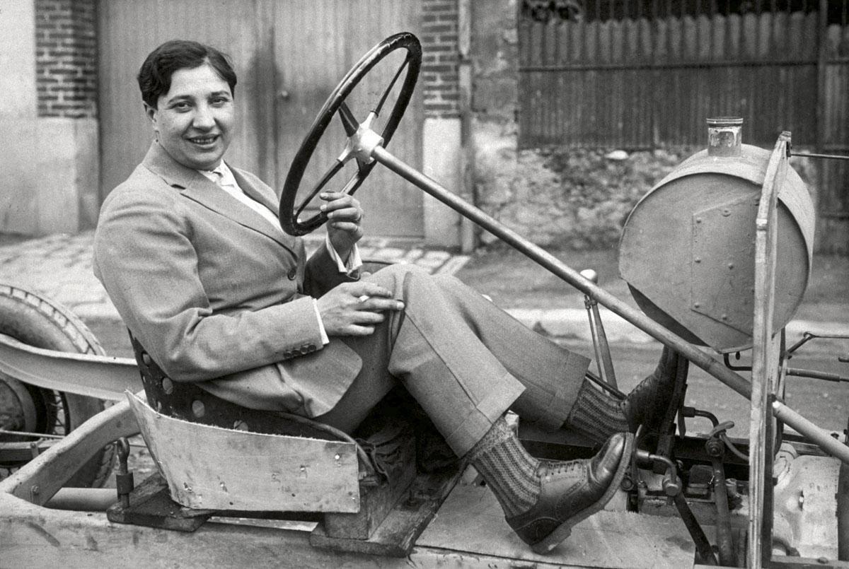 Violette Morris après sa victoire au Bol d'or en 1927. Trois ans plus tard, la Fédération féminine sportive de France lui retire sa licence d'entraîneuse en raison de sa tenue jugée trop masculine.