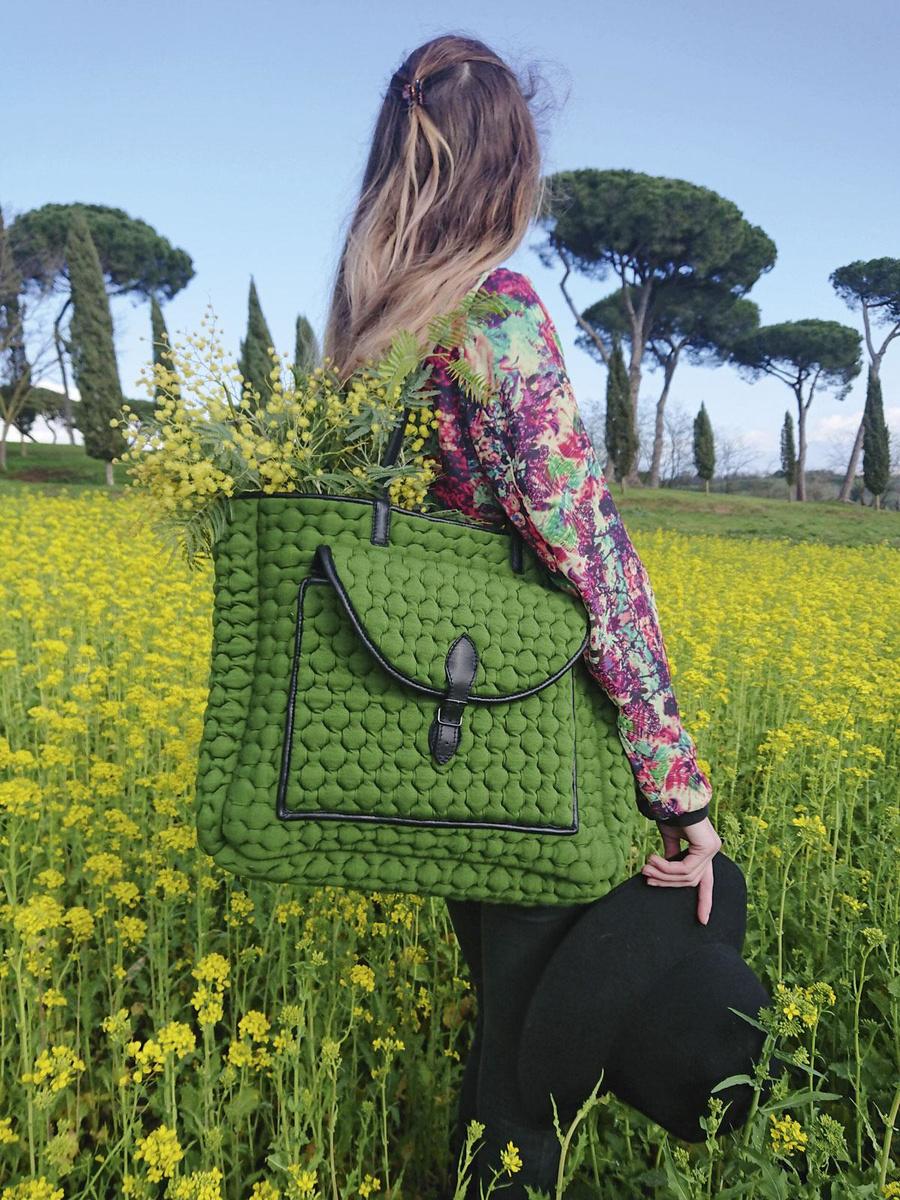 Carmina Campus travaille en collaboration avec la marque italienne Moroso. Ils fabriquent des sacs à partir du surplus de tissu de leurs chaises Redondo, conçues par Patricia Urquiola.