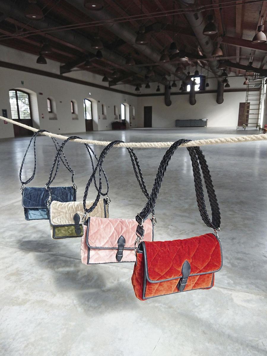 Carmina Campus travaille en collaboration avec la marque italienne Moroso. Ils fabriquent des sacs à partir du surplus de tissu de leurs chaises Redondo, conçues par Patricia Urquiola.